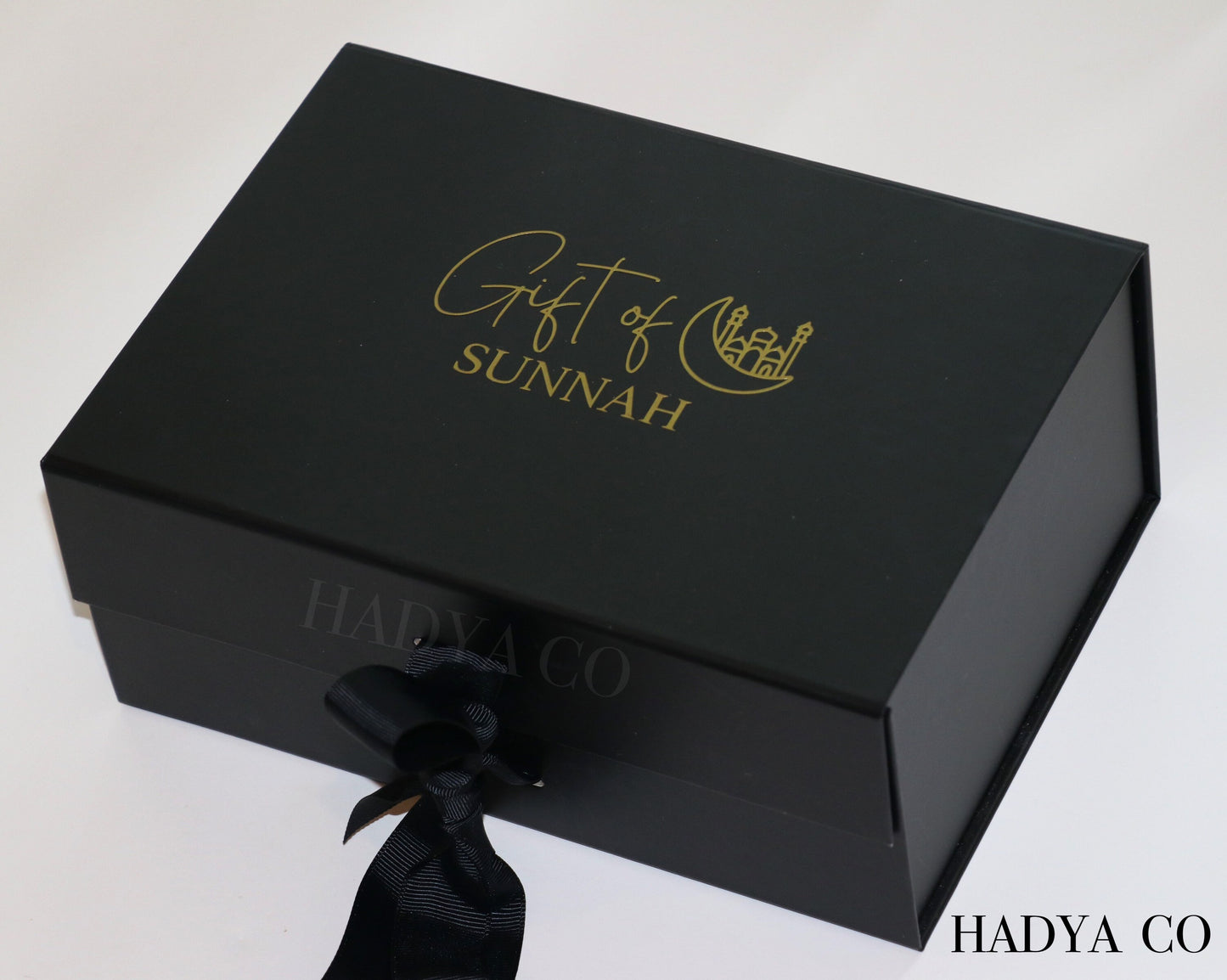 A Gift Of Sunnah Hamper | Luxury Giftbox of Sunnah Gifts for Ramadan /Eid/ Nikkah - Zam Zam Water, Dates, Wudhu Towel, Dua Book, Miswaak
